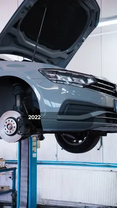 Volkswagen Passat B8 sedan z 2022 roku na podnośniku.