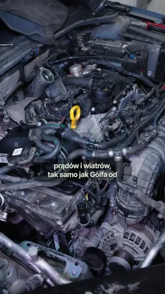 Volkswagen Passat B8: komora silnika po demontażu osprzętu.