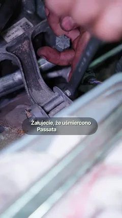 Volkswagen Passat B8: praca przy silniku podczas montażu rozrządu.