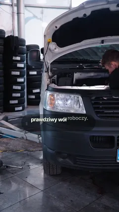 Volkswagen T5 1.9 TDI na stanowisku przed rozpoczęciem prac.