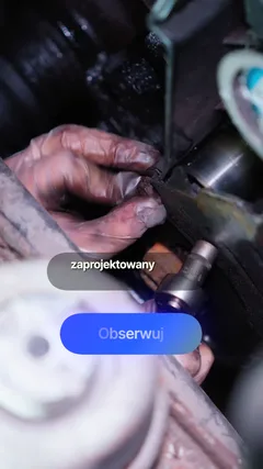 Volkswagen T5: element turbosprężarki sprawdzany podczas serwisu.