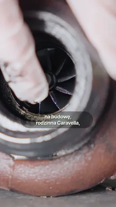 Volkswagen T5: korpus turbosprężarki pokazany z bliska.
