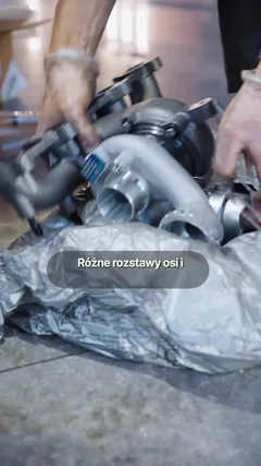 Volkswagen T5: elementy turbosprężarki przygotowane na stanowisku.