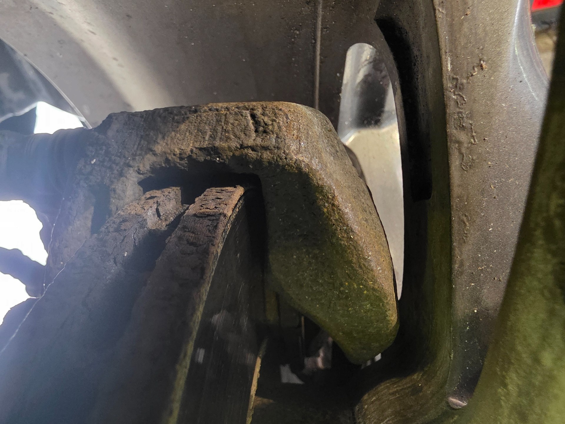 Przednia oś: stan klocków hamulcowych - MAZDA 3