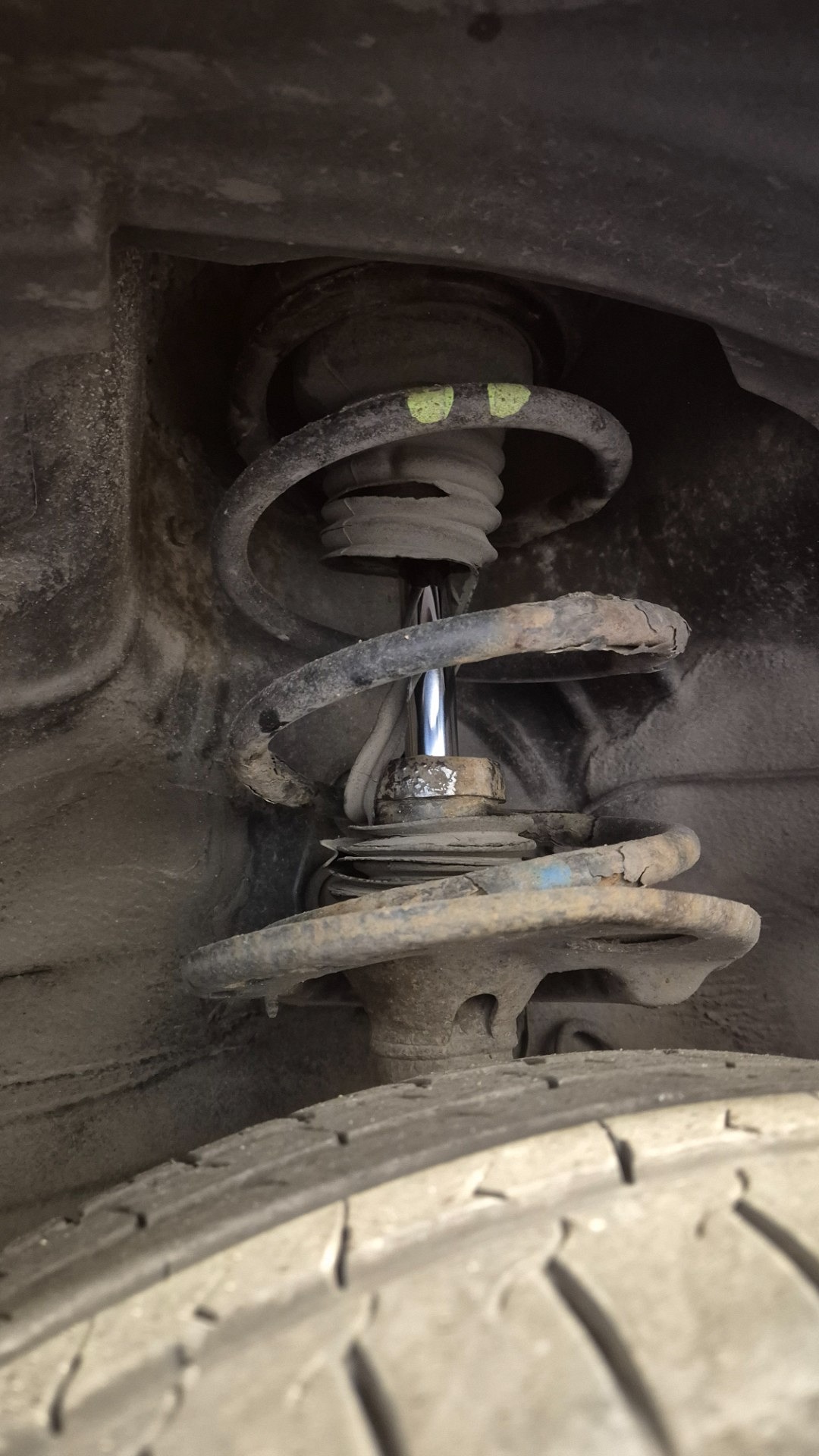 Stan sprężyn przedniej osi - TOYOTA RAV 4 III