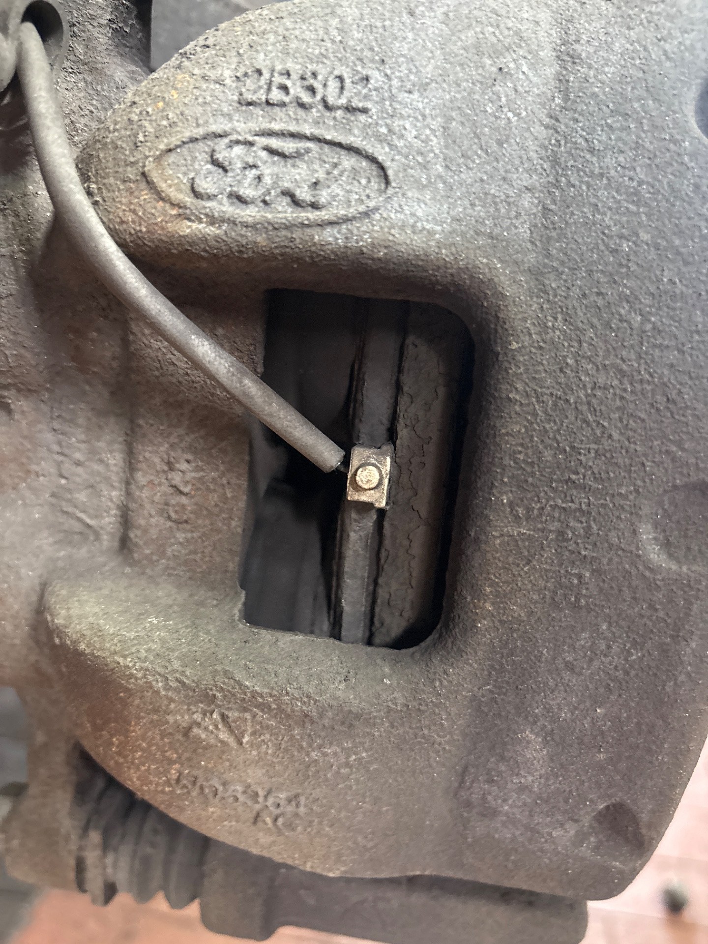 Przednia oś: klocki hamulcowe - FORD TRANSIT V363 Furgon