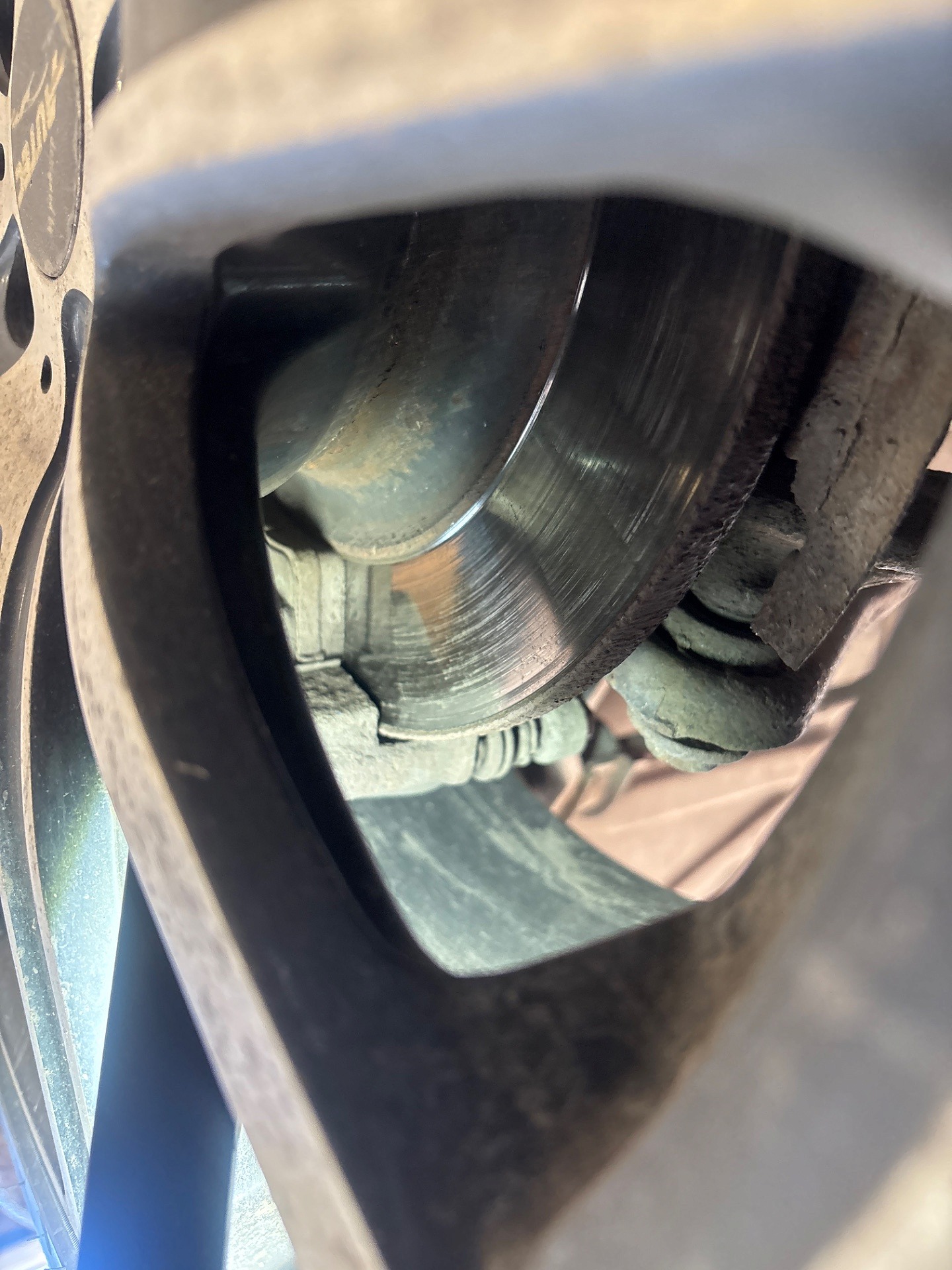 Stan klocków hamulcowych na tylnej osi - PEUGEOT 407 SW