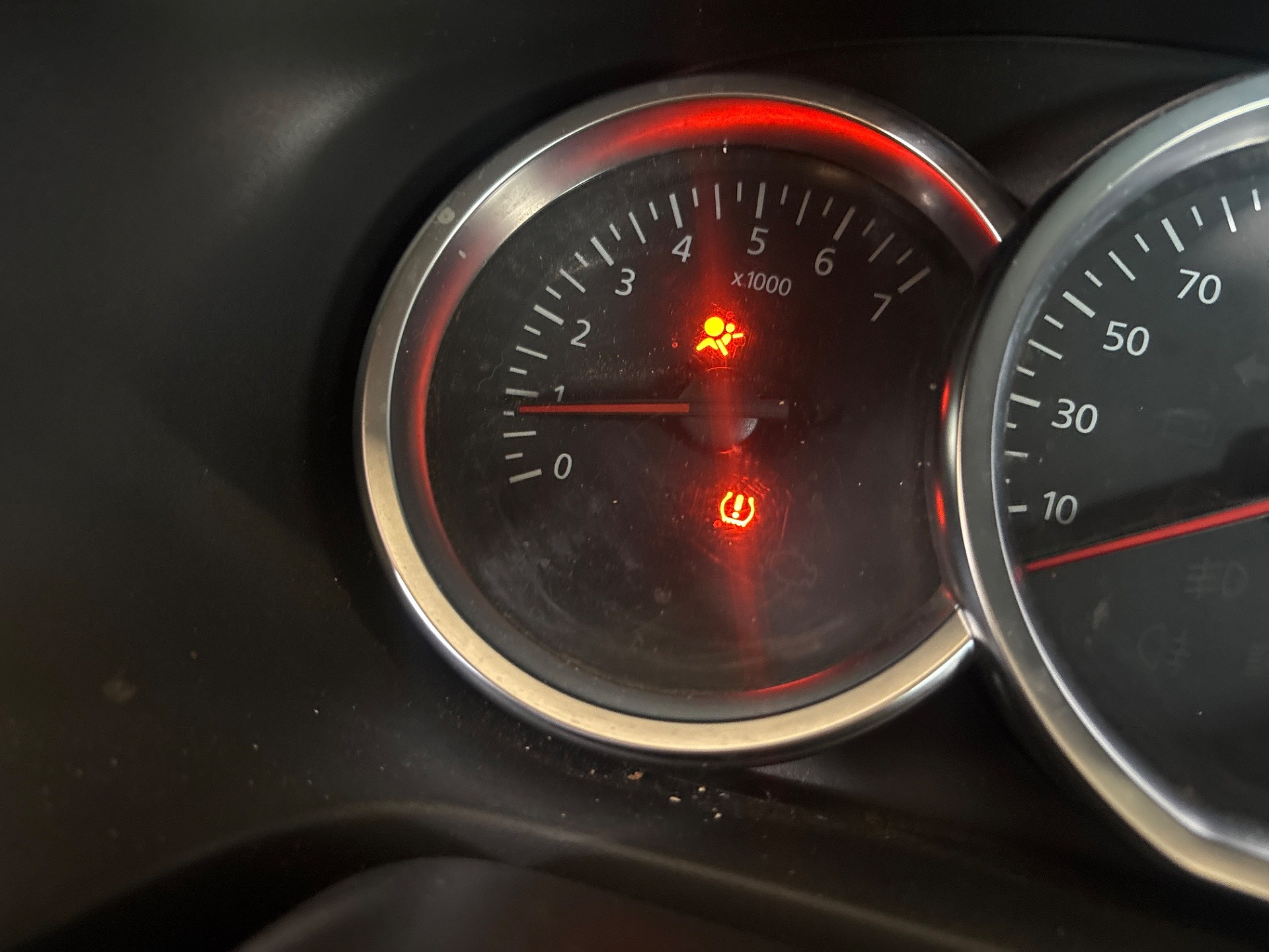 Komunikaty na desce rozdzielczej - DACIA LOGAN MCV II