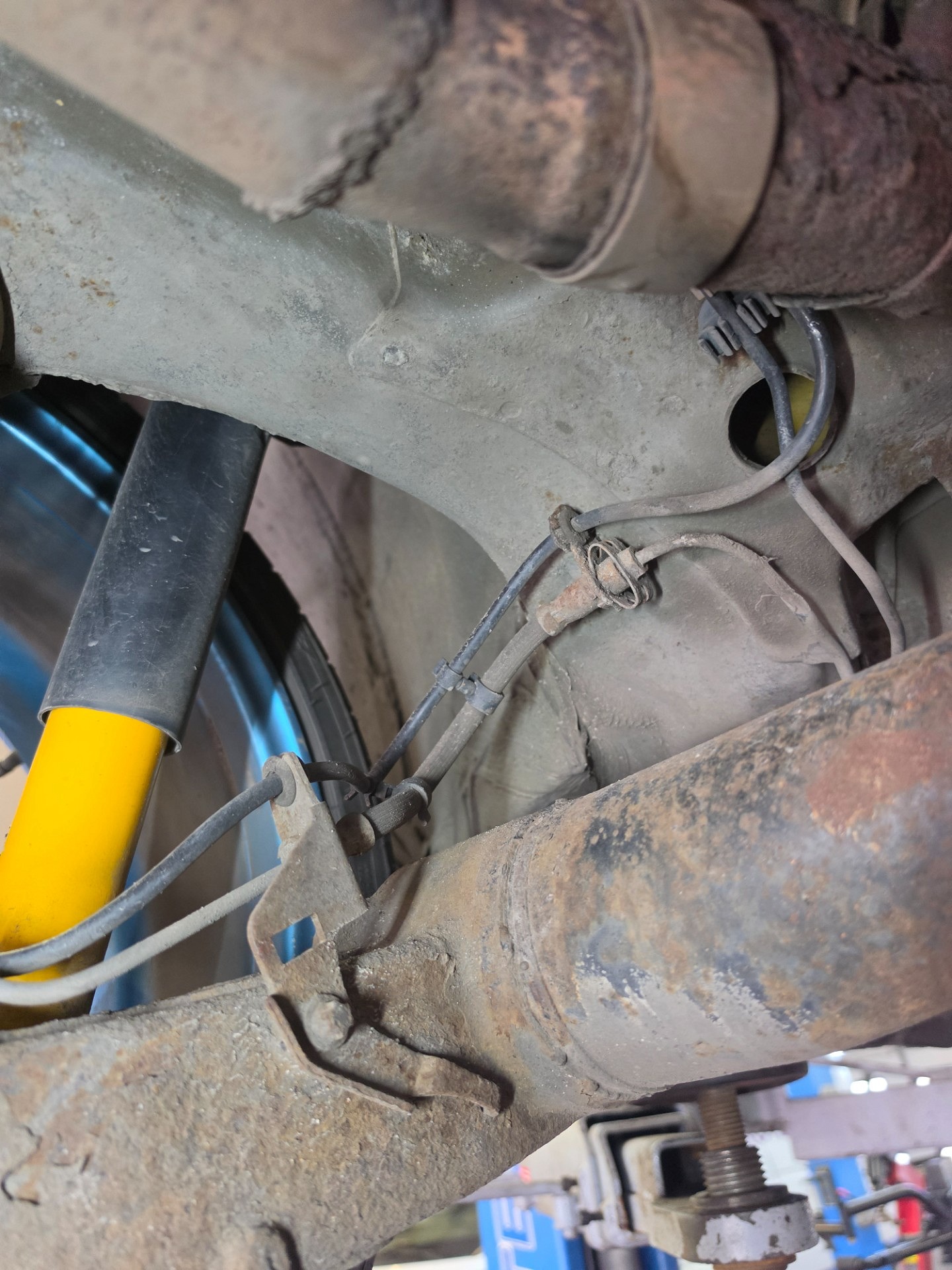 Stan przewodów hamulcowych na tylnej osi - OPEL ASTRA H GTC