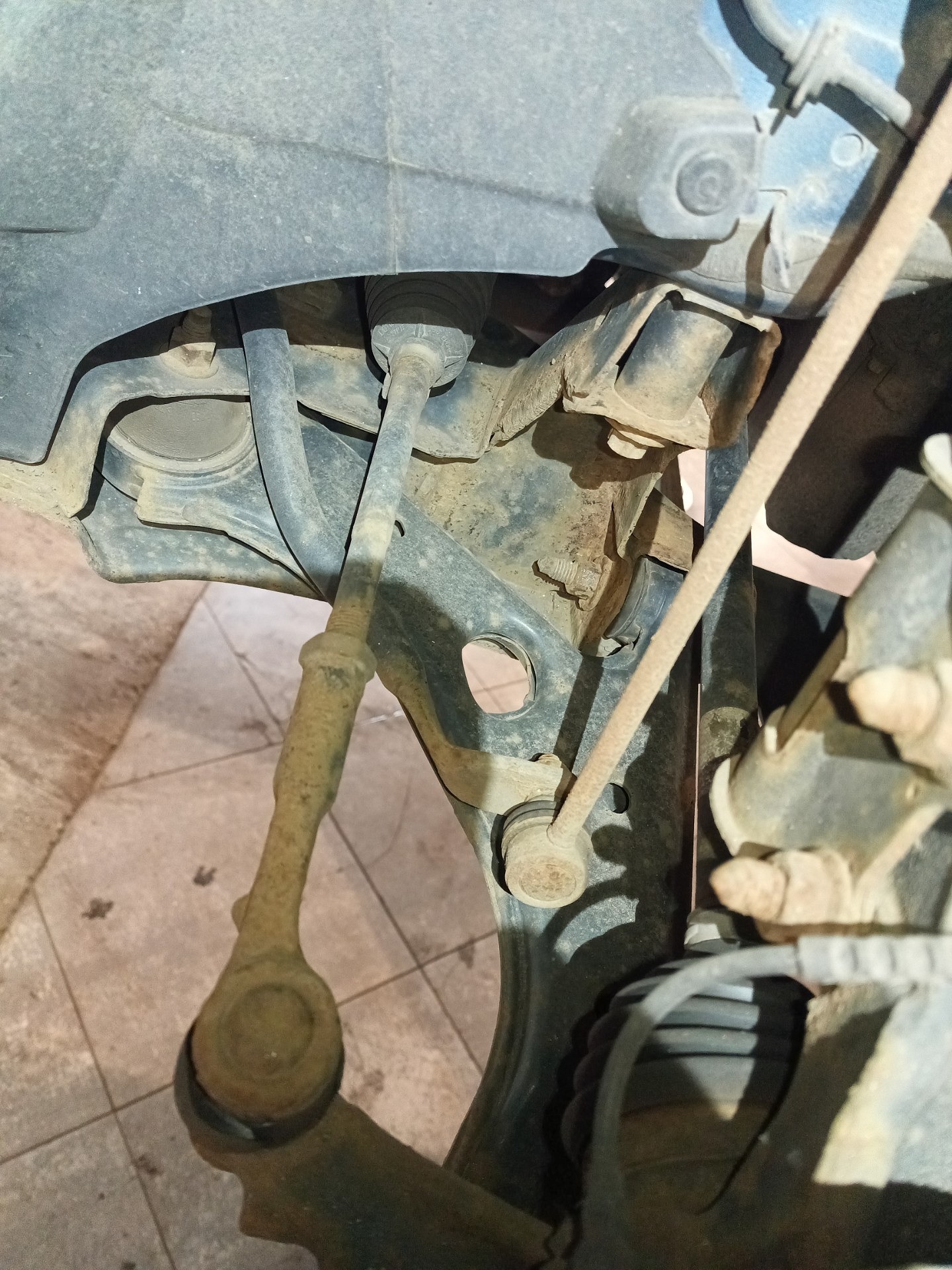 Przednie zawieszenie - OPEL CORSA D