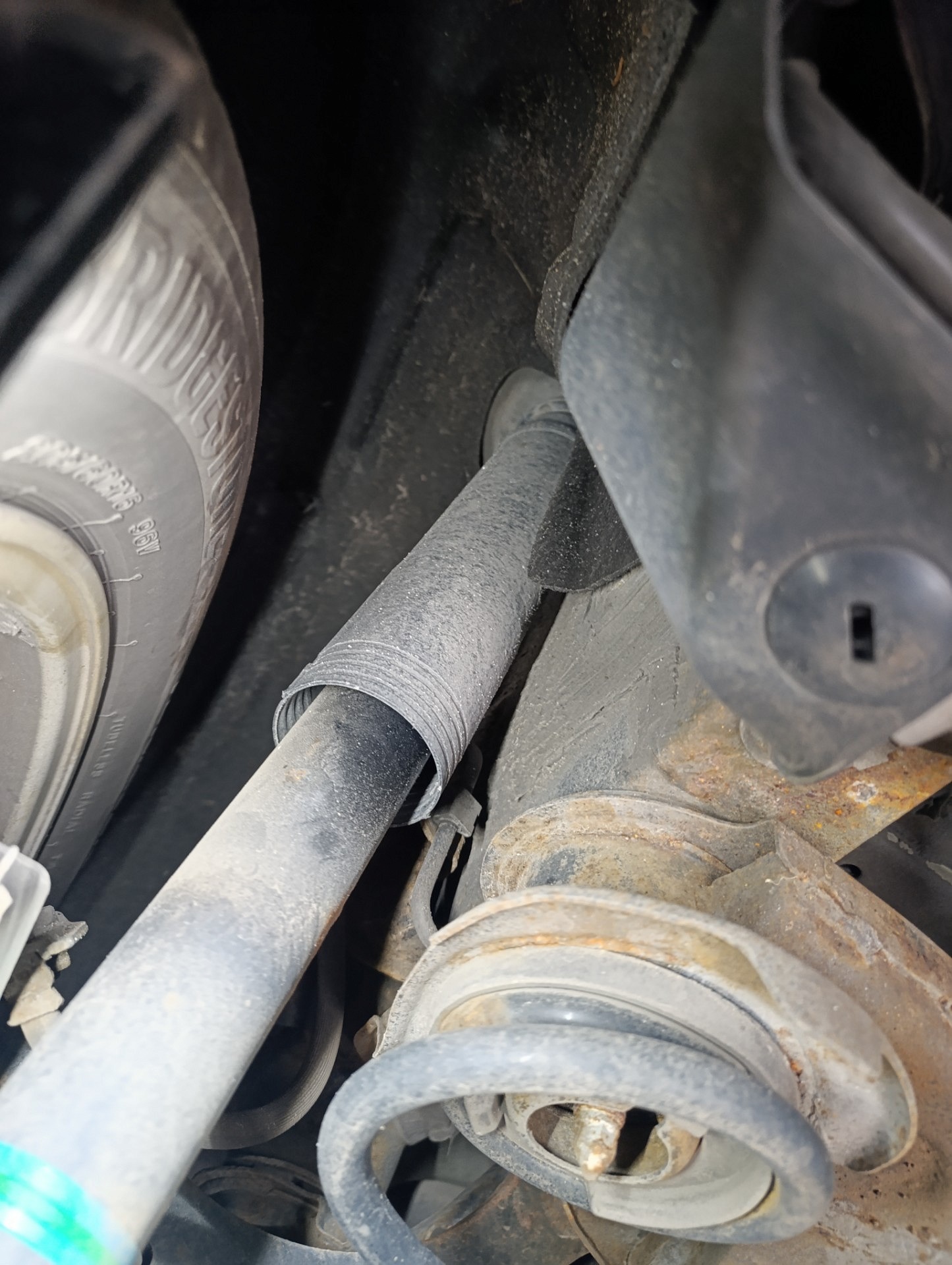 Odboje i osłony na tylnej osi - TOYOTA AVENSIS Kombi