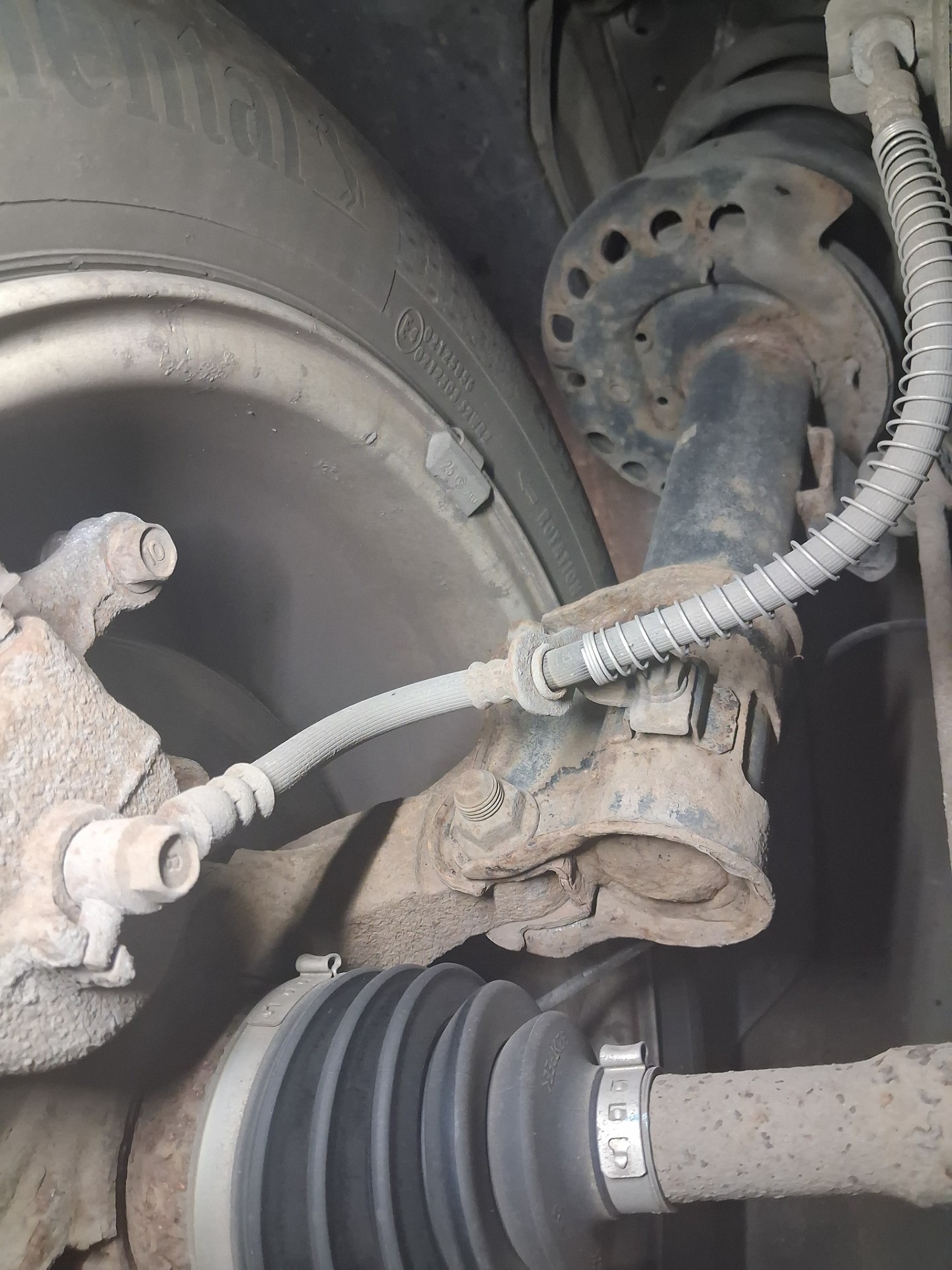 Stan przewodów hamulcowych na przedniej osi - KIA CARENS IV