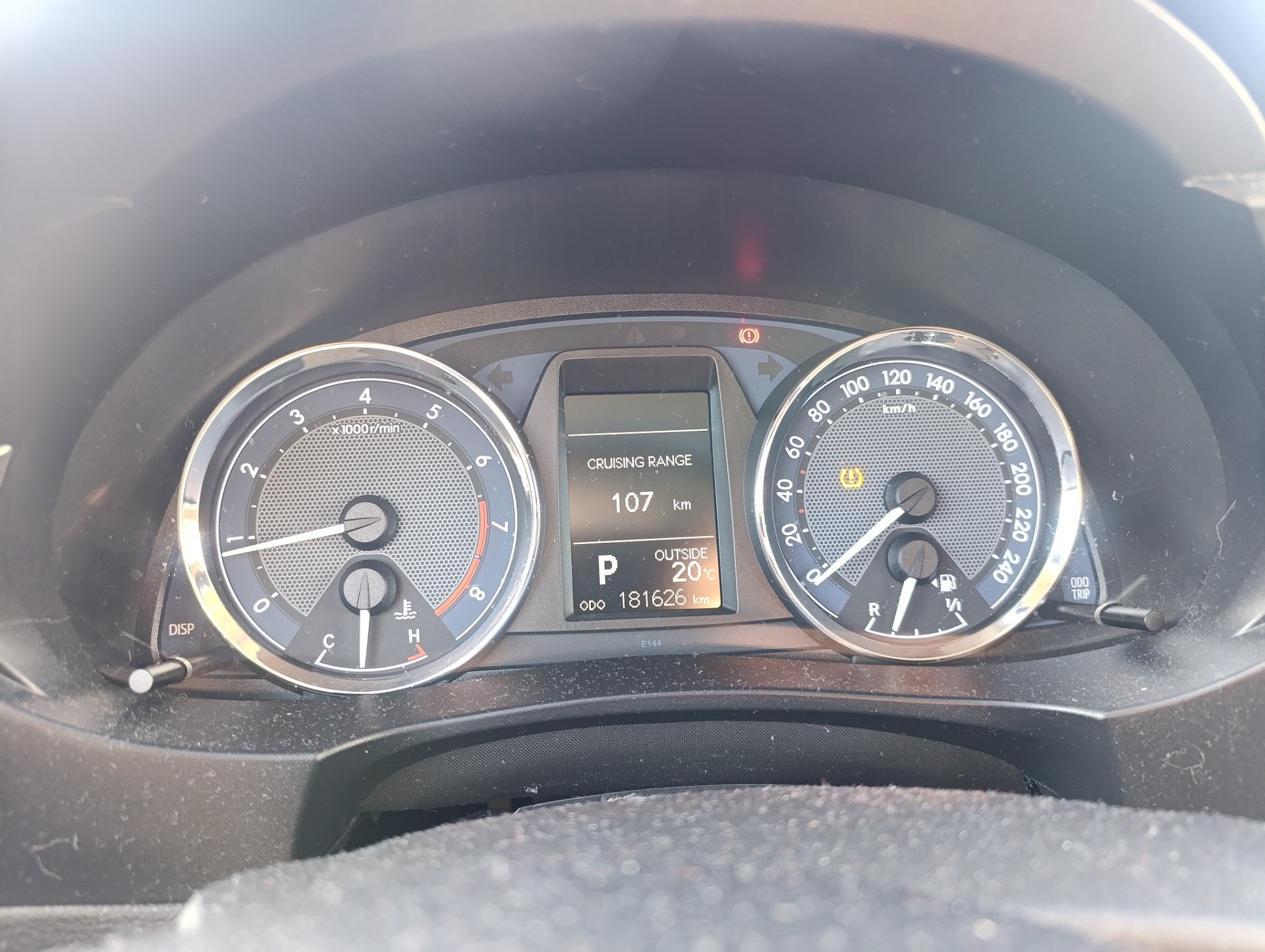 Komunikaty na desce rozdzielczej - TOYOTA COROLLA sedan