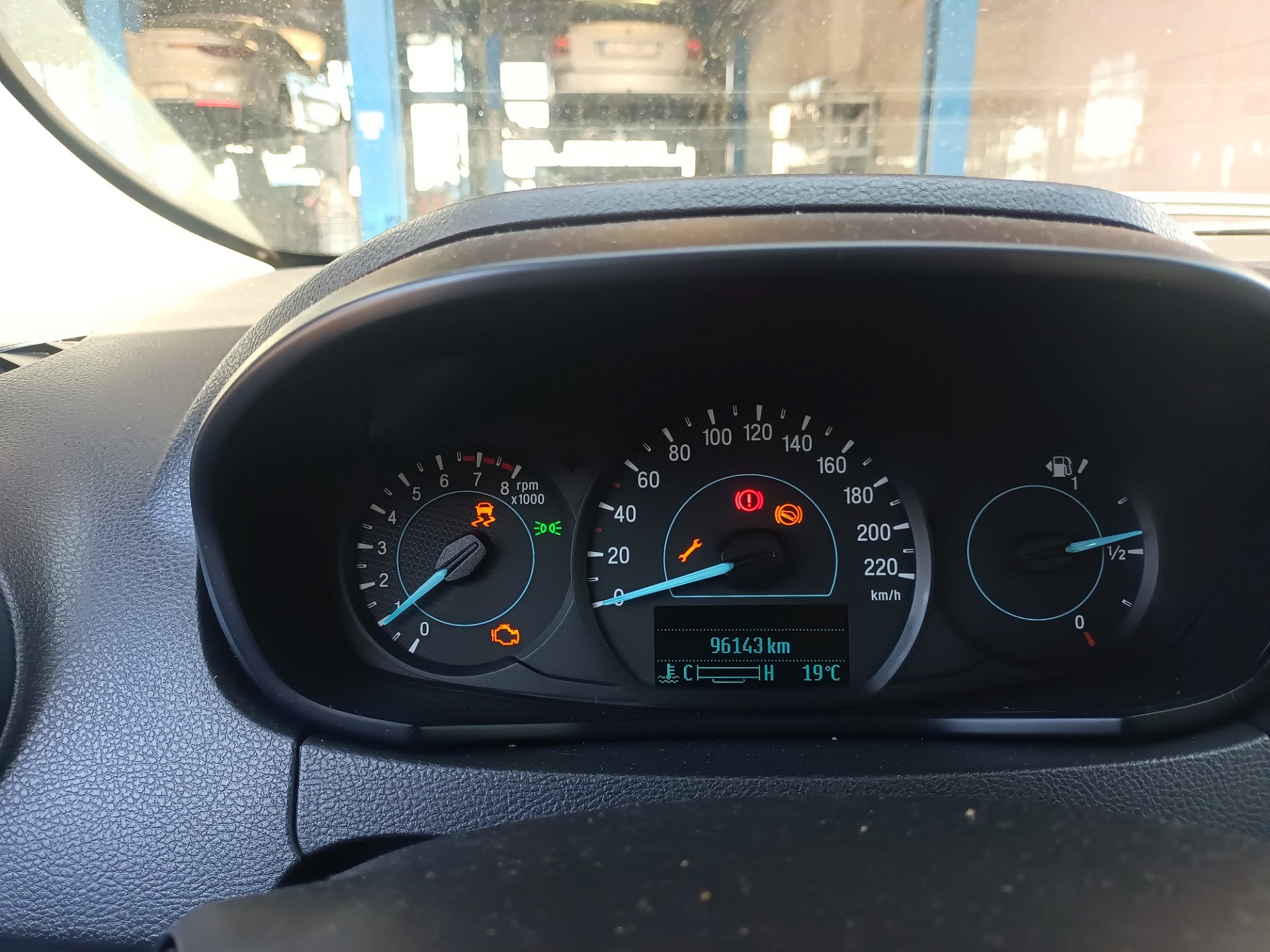 Komunikaty na desce rozdzielczej - FORD KA+ III